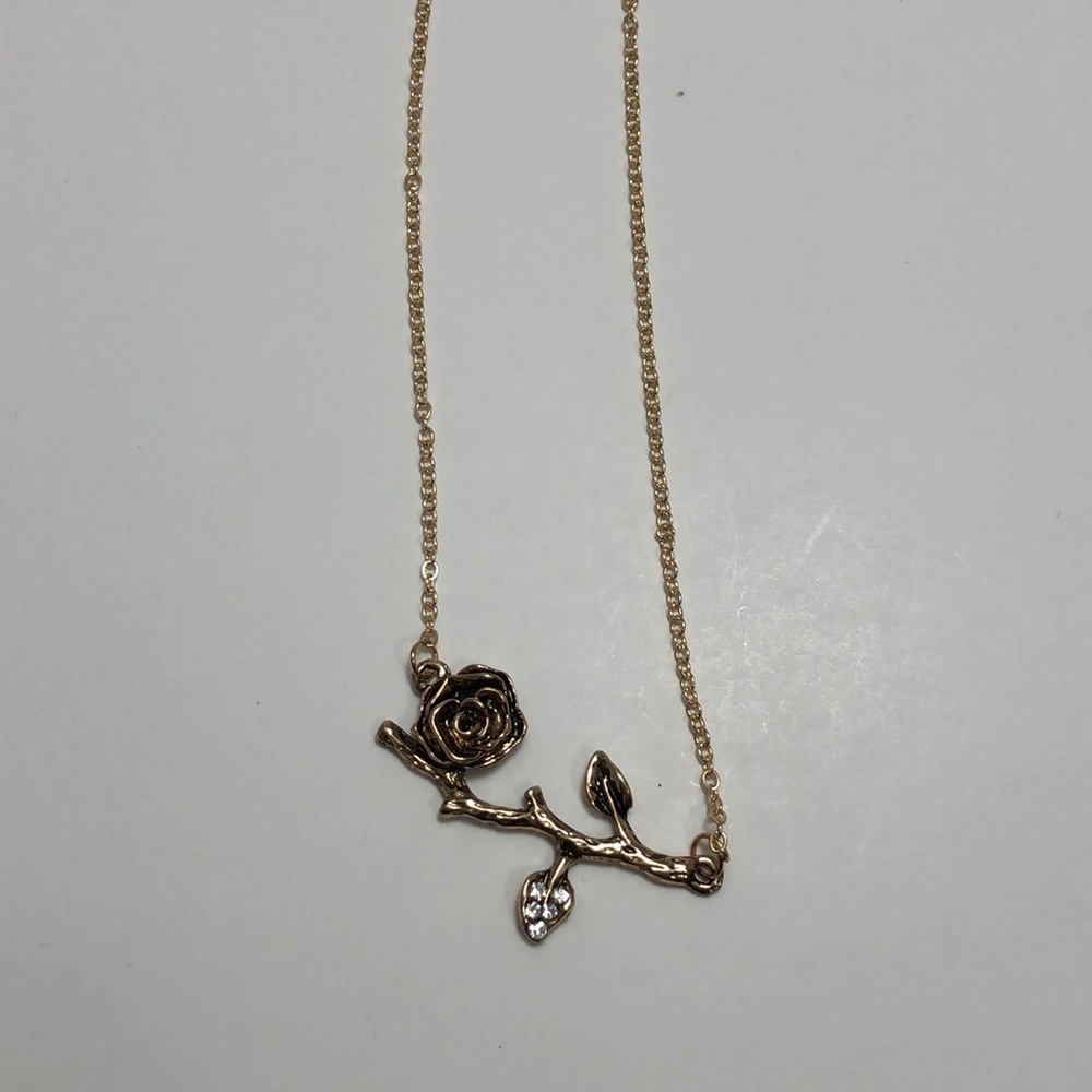 Rose necklace‎